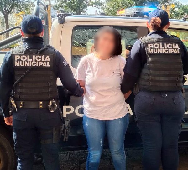 🚨👮‍♀️ Detienen a mujer en Plaza Constitución por…