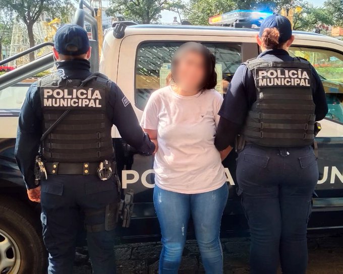 🚨👮‍♀️ Detienen a mujer en Plaza…