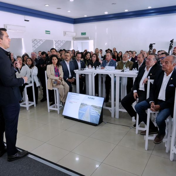 🤝✨ Felifer Macías plantea ante CANACO un gobierno…