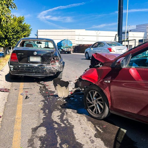 🚨🚗 Choque entre dos vehículos en Jurica deja&hellip;