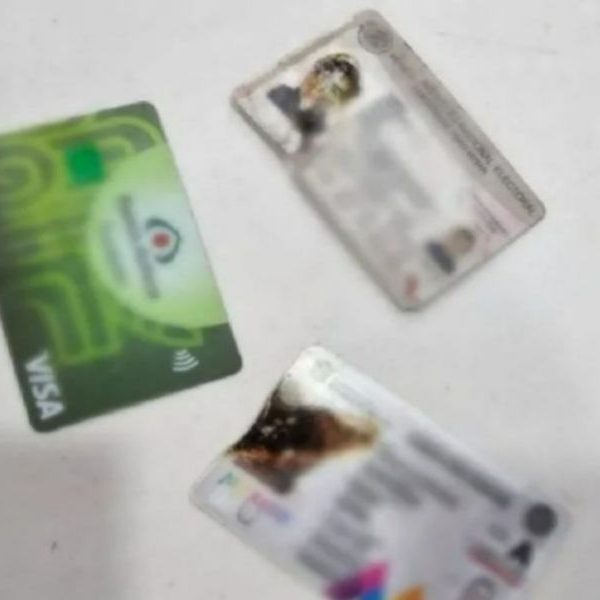 De heroína a villana: mujer quema cartera con&hellip;