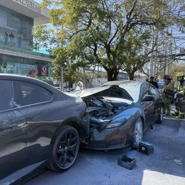 🚨 Ciudadanos controlan incendio en vehículo sobre Bernardo&hellip;