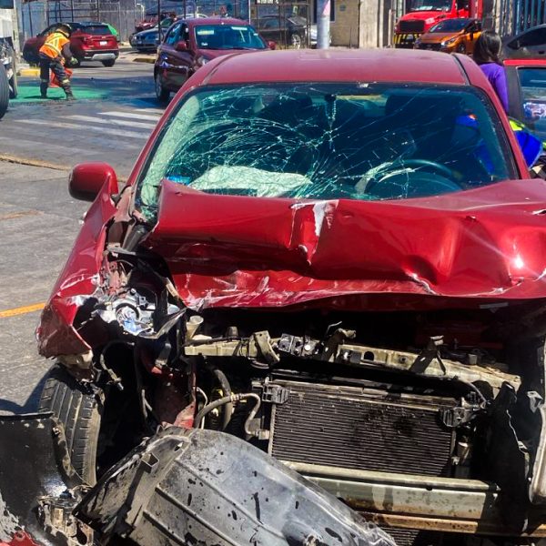 🚨🚛 Camión de basura impacta a auto particular&hellip;