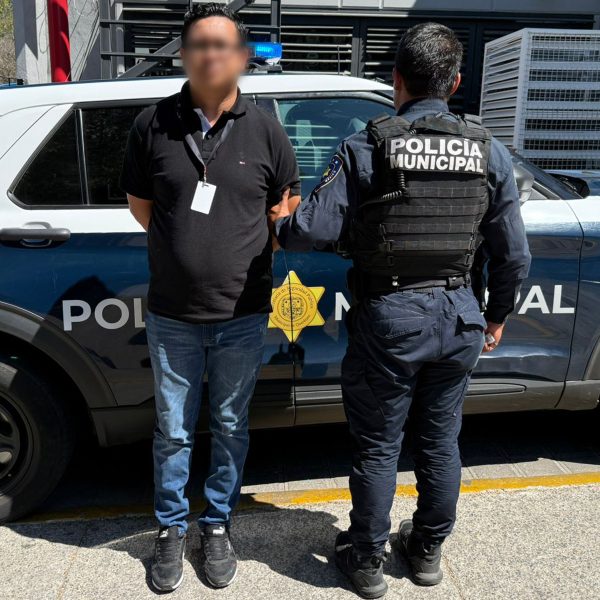 💸🚨 Detienen a empleado tras presuntamente sustraer 2&hellip;