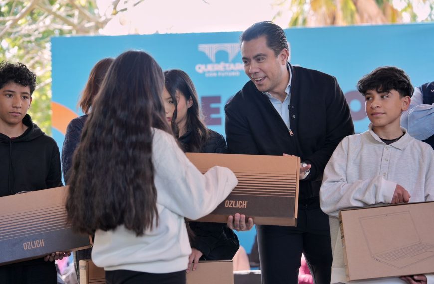 💻📚 Felifer Macías entrega más de&hellip;