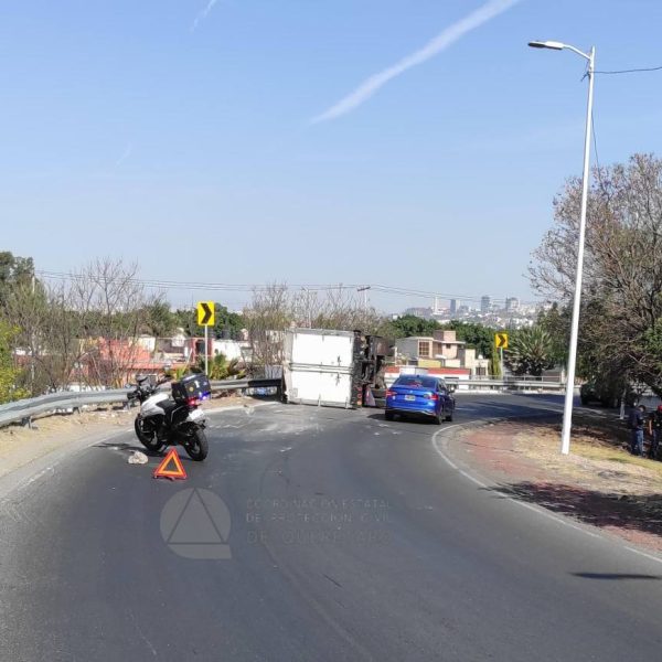 🚨 Camión torton vuelca en la bajada de&hellip;