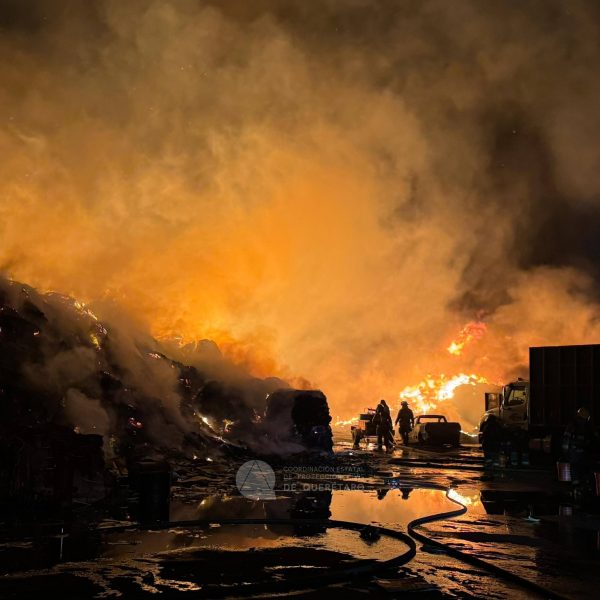 🚨🔥 Fuerte incendio consume recicladora en la carretera&hellip;