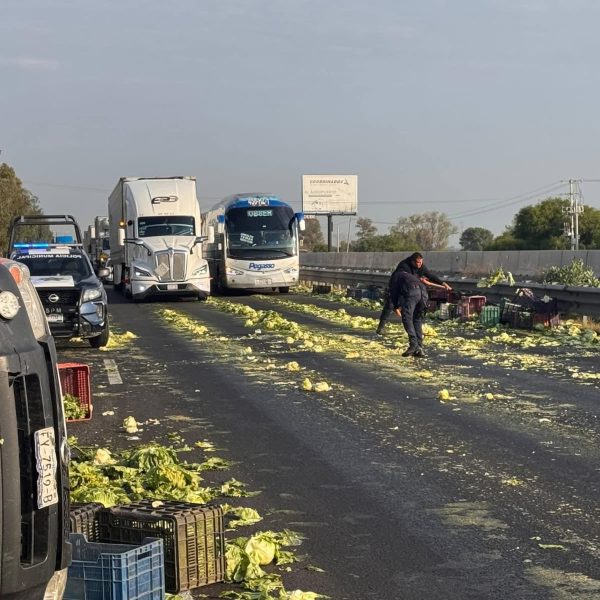 🚨🚛🥬 Camioneta cargada de verduras vuelca y cierra&hellip;