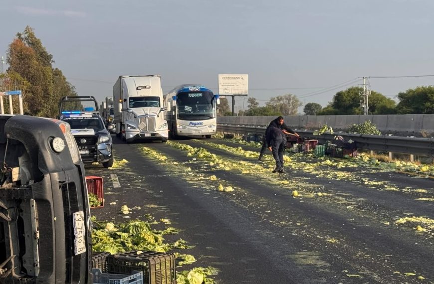 🚨🚛🥬 Camioneta cargada de verduras vuelca&hellip;