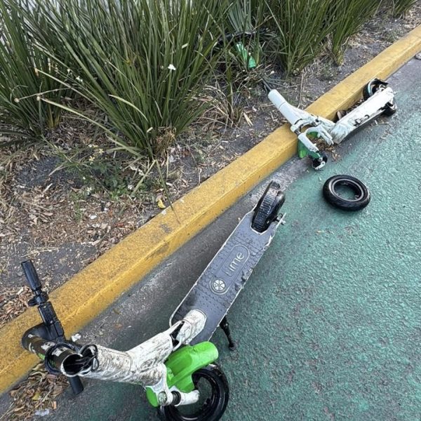 🚨🛴💥 Scooters tirados provocan fuerte choque en 5&hellip;