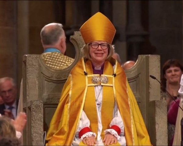 🚨😱 Mujer rompe historia: Sarah Mullally se convierte&hellip;