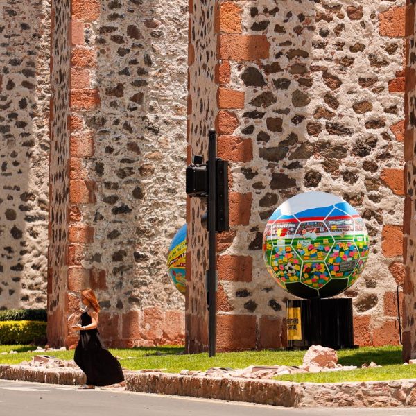 ⚽🔥 Los Arcos se llenan de arte futbolero:&hellip;