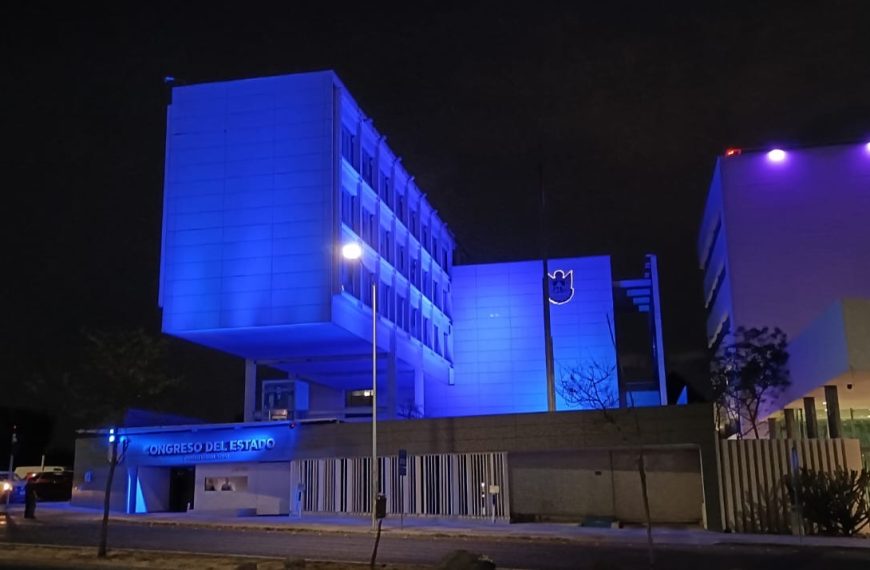 💙🏛️ Iluminan el Congreso de Querétaro&hellip;