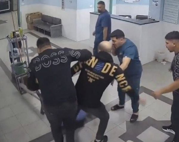 🚨💥 Familiares atacan a golpes a médico tras&hellip;
