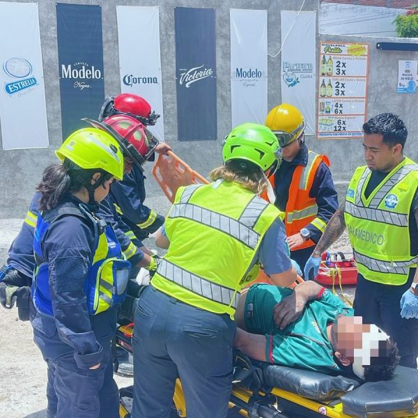 🚨🌧️ Hombre cae a dren pluvial de tres&hellip;