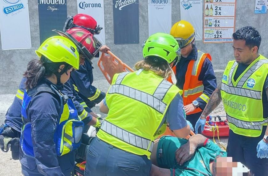 🚨🌧️ Hombre cae a dren pluvial de tres&hellip;