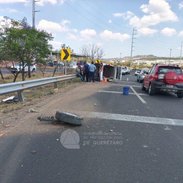 🚨🚛 Camioneta termina volcada tras impactarse contra muro&hellip;