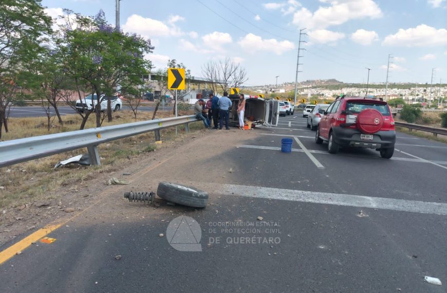 🚨🚛 Camioneta termina volcada tras impactarse&hellip;
