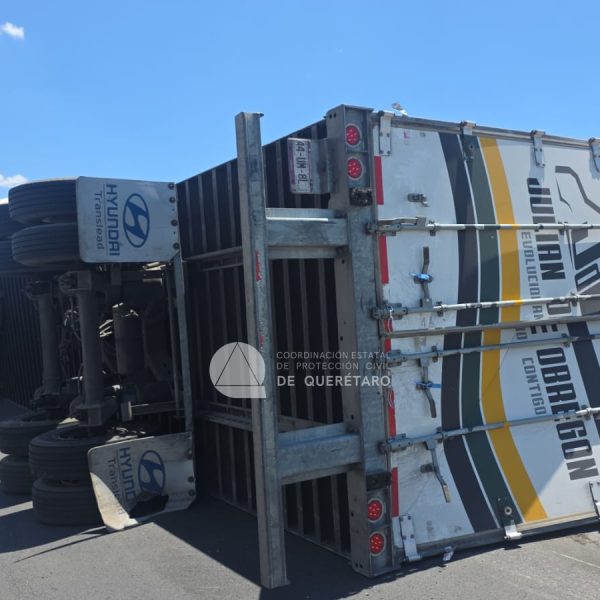 🚨🚛 Vuelca tráiler cargado con rollos de plástico&hellip;