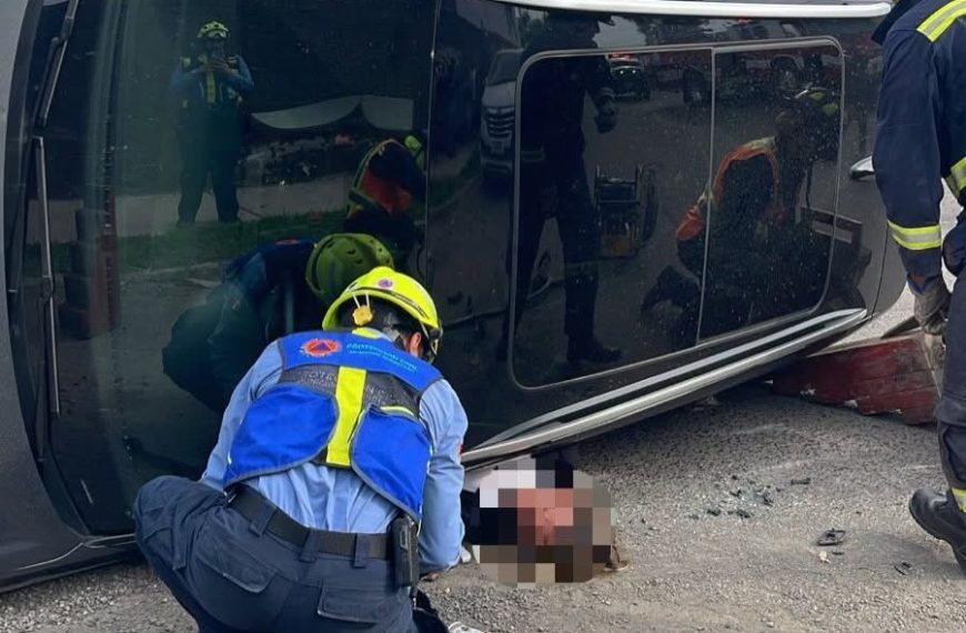 ⚠️🚨 Mujer queda atrapada tras volcadura&hellip;