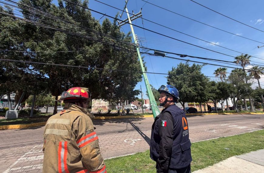 ⚠️⚡ Poste de CFE colapsa por el peso&hellip;