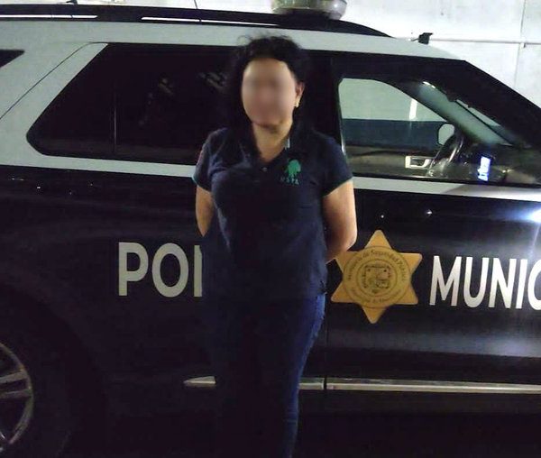 💥🚨 Mujer impacta dos vehículos estacionados en avenida&hellip;
