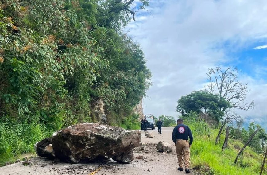 🪨🌧️ Enorme roca cae sobre carretera&hellip;