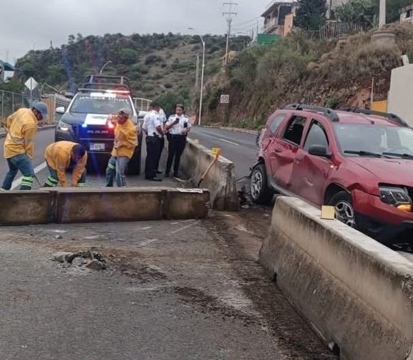 🚨🚗 Camioneta se estrella contra el muro central&hellip;