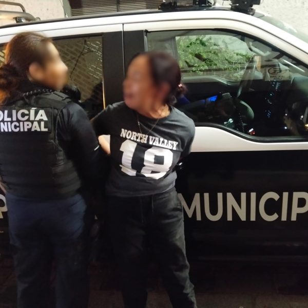 🚨 ¡La sorprendieron intentando abrir un automóvil! Detienen&hellip;