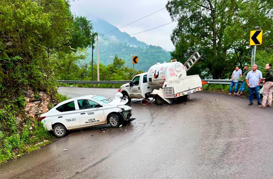 🚨🚖 Taxi invade el carril y&hellip;