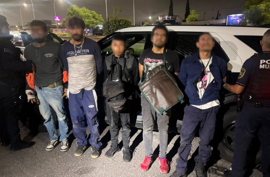 🚨 Sorprenden a cinco hombres robando&hellip;