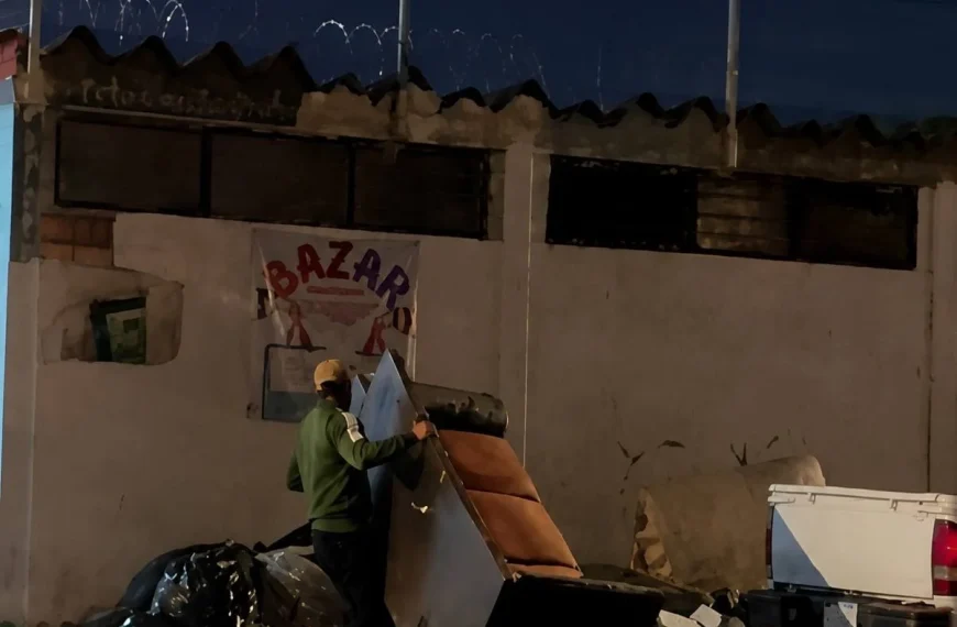 🚨 Lo cachan tirando un sillón y basura&hellip;