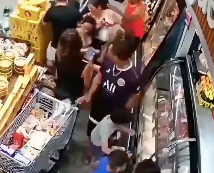 🚨🔪 ¡FEMINICIDIO EN PLENO SUPERMERCADO! Mujer fue atacada&hellip;
