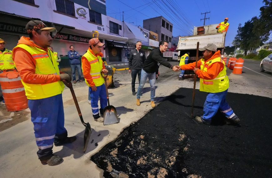🚧 Felifer Macías supervisa bacheo nocturno&hellip;